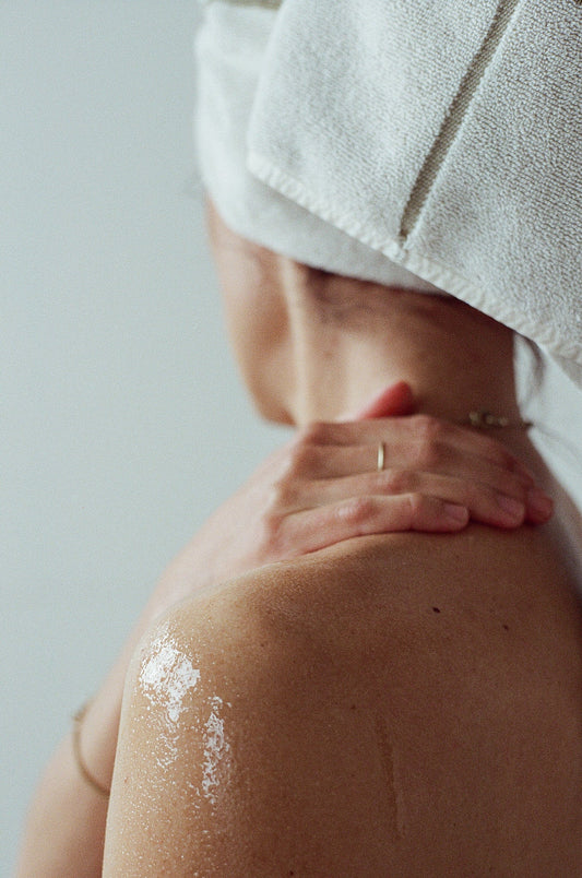 Tips for Nourishing Your Scalp in Winter - UNDER LUNA™ 